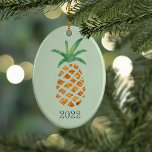 Tropische Ananas Grüne Sake Jahr Keramikornament<br><div class="desc">Aloha! Dieses hübsche Ornament zeigt eine Ananas-Illustration,  das traditionelle Zeichen der Gastfreundschaft,  in hübschen Aquarellen. Personalisieren Sie Ihre Bestellung mit einem Jahr,  Namen oder Text Ihrer Wahl. Ideal für die tropische oder küstennahe Weihnachtsdekoration!</div>