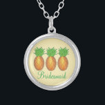 Tropische Ananas-Hochzeitsnadel Versilberte Kette<br><div class="desc">Necklace zeigt eine originelle Marker-Illustration einer Reihe von Ananas,  und BRIDESMAID in einem lustigen Schriftart. Ein perfektes Geschenk für Ihre Brautjungfrauen!</div>