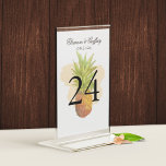 Tropische Ananas Island Sommerhochzeit Tischnummer<br><div class="desc">Moderne und elegante tropische Ananas Island Summer Wedding Tischnummern - leicht zu gestalten und zu ergänzen Ihre Küsten themed Affair. Um weiter zu personalisieren, klicken Sie bitte auf den Link "Weiter anpassen" und verwenden Sie das Design-Tool, um das Design zu ändern. Wenn Sie dickeres Papier oder eine andere Oberfläche bevorzugen,...</div>