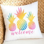 Tropische Ananas Rosa Regenbogen Aquarell Willkomm Kissen<br><div class="desc">Die Kissenelemente im tropischen Stil sind in rosa Schrift mit drei kräftigen Ananas in Regenbogenfarben mit einem Farbverlauf in Krawatte und Farbfarbe willkommen. So chic für Ihren Urlaub Strand Haus oder Sommer Wohngestaltung.</div>