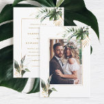 Tropische Aquarellfarben-Blätter Gold-Hochzeitssli Einladung<br><div class="desc">Diese Einladungskarte für das Foto beinhaltet tropisches tropisches Blattwerk in Aquarelltönen,  Monstera-Blätter,  Palmen-Blätter,  Bananenverlassenden und Imitate Goldakzente mit tropischen Blätter auf der Rückseite. Es ist ideal für einen Strand oder eine Hochzeit in Urlaubsort. >>>> Karo aus der gesamten Auflistung >>> https://www.zazzle.com/collections/tropical_foliage_gold_collection-119316977990783186</div>