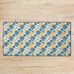Tropische Blätter aus Palmenblättern Schreibtischunterlage<br><div class="desc">Ein stilvolles Muster für Frühling und Sommer. Eine große,  goldene Ananas mit tropischer Vegetation,  die auf einer blauen und grünen Palme steht,  verlasse Blattmuster. Weißer Hintergrund.</div>