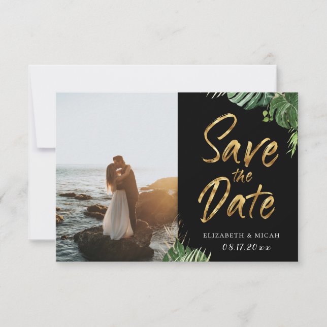 Tropische Blätter Gold Script Save the Date Foto Ankündigung (Vorderseite)
