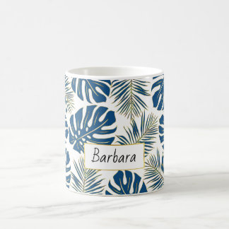 Tropische Blätter in klassischem Blau und Gold und Kaffeetasse