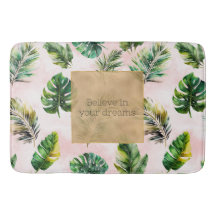 Tropische Blätter mit rosa Sand