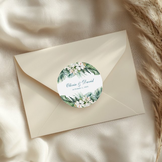Tropische Blätter und Blume Hochzeit Runder Aufkleber (Tropical leaves and White Flowers Wedding Classic Round Sticker on an elegant wedding envelope.)