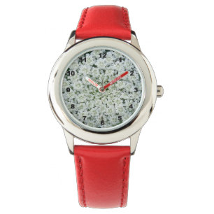 Tropische Blume mit Armbanduhr aus rotem Herzen