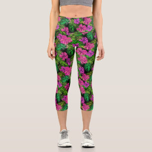 Tropische Blume und Pflanze in Schwarz Capri Leggings
