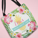 Tropische Blume von Bachelorette Luau Ananas<br><div class="desc">"Aloha" personalisierte Hochzeitsbachelorette luau Party Taschen mit einem gelben Ananas mit üppigen Rahmen von grünen Palmen Blätter und tropischen Hibiskus Blume. Stilvolle Sondertexte können mit dem Namen der Braut und Ihrer Wortwahl personalisiert werden. Die lebhaften Farben sind Rosa,  Magenta,  Grün,  Gelb,  Meeresfrüchte und Aqua-Blau.</div>