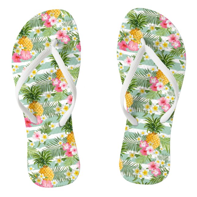 Tropische Blumen u. Ananas auf aquamarinen Flip Flops (Fußbett)