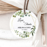 Tropische grüne Blätter Liebe & Dankesworte Runder Aufkleber<br><div class="desc">Dieses tropische Grün verlasse Liebe & dank Hochzeitsklassiker runden Aufkleber ist perfekt für eine einfache Hochzeit. Das Design besticht durch handbemalte grüne Blätter,  die einen goldenen geometrischen Rahmen schmücken.</div>