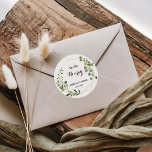 Tropische grüne Blätter Sip Hooray Hochzeit Runder Aufkleber<br><div class="desc">Dieses tropische grüne Blätter schlürfen stündlich Hochzeit klassischen Rundaufkleber ist perfekt für eine einfache Hochzeit. Das Design besticht durch handbemalte grüne Blätter,  die einen goldenen geometrischen Rahmen schmücken.</div>