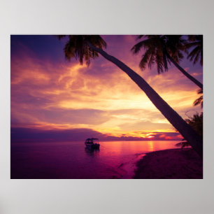 Tropische Insel im Sonnenuntergang mit einem Schif Poster