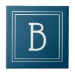 Tropische Küste Mit Monogramm Ozean Blau & Weiß Fliese<br><div class="desc">Modernes & stilvolles personalisiertes Monogramm ergänzt dekorative schlichte, leicht aktualisierte Zierziegel in tropischem Ozean Blau und Weiß. Tolle Geschenkidee! Einfach mit dem Design-Tool anpassen, um es zu Ihrem eigenen machen! Kontaktieren Sie mich unter beachpausedesigns@gmail.com wenn Sie Hilfe benötigen oder Fragen zu diesem oder einem unserer Designs haben. Weitere Designoptionen und...</div>