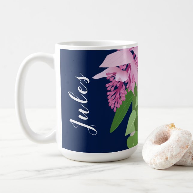 Tropische Medinilla Pink-Blume auf dunkelblauen Na Kaffeetasse (Mit Donut)