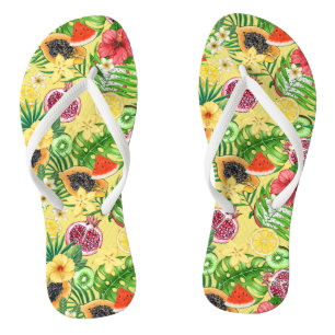 Tropische Michfrüchte, Blume und Blätter auf Gelb Flip Flops