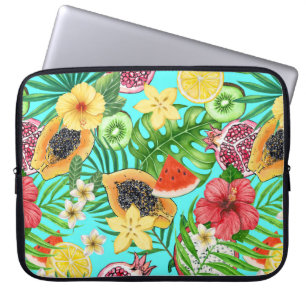 Tropische Mischfrüchte, Blume und Blätter auf blau Laptopschutzhülle