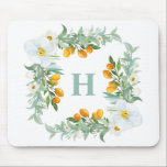 Tropische Monogramm aus weißen Orchideen und Kumqu Mousepad<br><div class="desc">Tropisches Mono-Monogramm-Mousepad Es zeigt Aquarellbilder von weißen Orchideen,  Kumquats und Grünpflanzen. Personalisieren Sie diese,  indem Sie Ihren eigenen Initial hinzufügen. Dieses blumenmonogramm Mousepad ist ein personalisiertes Geschenk.</div>