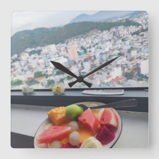 Tropische Obstschale & Küstenstadtblick Wanduhr