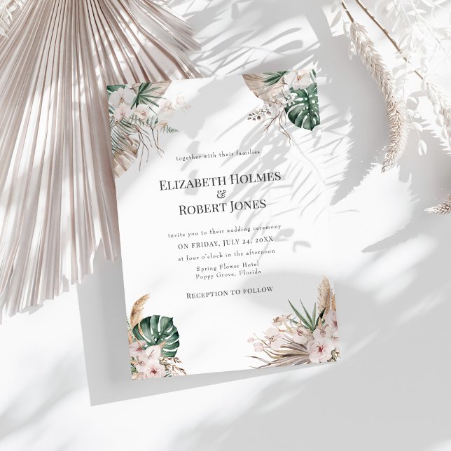 Tropische Orchidee und Monstera Hochzeit Einladung (Tropical Orchid and Monstera Wedding Invitation on a sunny white table with dry white palm leaf.)