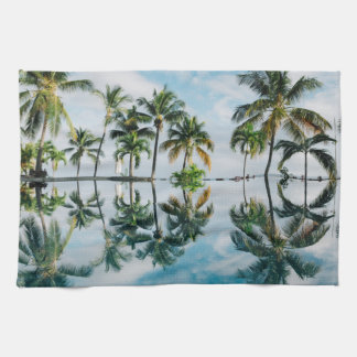 Tropische Palmen mit Reflexion im Ozean. Handtuch