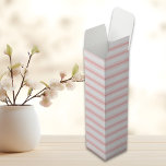 Tropische Pastellrosa Weinbox<br><div class="desc">Machen Sie sich mit unserer Weinkiste "Summer Tropical Pastel Pink Lines" fit für Ihren Sommerurlaub! Diese Schlangenbox ist der perfekte Weg, um Ihre Lieblingsweinflasche an jedem Sommerfest zu präsentieren, von poolseitigen Ansammlungen bis zu Backyard BBQs. Das verspielte Thema der tropischen Pastellfarben verleiht Ihrem Geschenk ein bisschen Inselvibes. Ob besondere Anlass...</div>