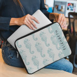 Tropische Seepferde, Seepferd Muster, Ihr Name Laptopschutzhülle<br><div class="desc">Elegantes,  stilvolles und raffiniertes Seepferd in blauer Farbe auf grauem Hintergrund. Modernes und trendiges Geschenk,  perfekt für den Meeresliebhaber in Ihrem Leben. Personalisieren Sie diese durch Hinzufügen von Namen,  Spitznamen,  Monogramm oder Initialen.</div>