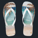 Tropische Sommerpalmen aus Palmen Flip Flops<br><div class="desc">Ein tropisches Sommer-Strandbild mit Palmen, Sand, Meer und blauem Himmel machen diese Flip Flops perfekt für Ihre Sommerferien/Ausflüge in diesem Jahr. Oder einfach nur bei Zuhause :) Dieses Design ist in meiner Hochzeitskollektion enthalten, sodass sie perfekte Accessoires für Ihr Brautparty machen würden! Einfach die angezeigten Namensfelder bearbeiten, oder einfach löschen,...</div>