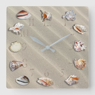 TROPISCHE STRAND-UHR.  SEASHELLS AUF EINEM QUADRATISCHE WANDUHR