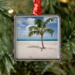 Tropische Strände | Eagle Beach, Aruba Ornament Aus Metall<br><div class="desc">Dieses phantastische Foto von Getty Images besticht durch eine einsame Palme am weißen Sand des Eagle Beach,  Aruba</div>