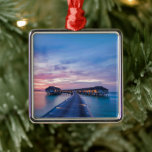 Tropische Strände | Maldives Bungalows Ornament Aus Metall<br><div class="desc">Dieses phantastische Getty Images Foto besticht durch eine Panoramaaussicht auf die Malediven.</div>