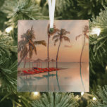 Tropische Strände | Malediven Tropical Beach & Poo Ornament Aus Glas<br><div class="desc">Dieses phantastische Foto von Getty Images besticht durch einen Swimmingpool im Sommer bei Sonnenuntergang, an einem sonnigen Tag mit Palmen, tropischer Landschaft und einem exotischen Inselhotel.</div>