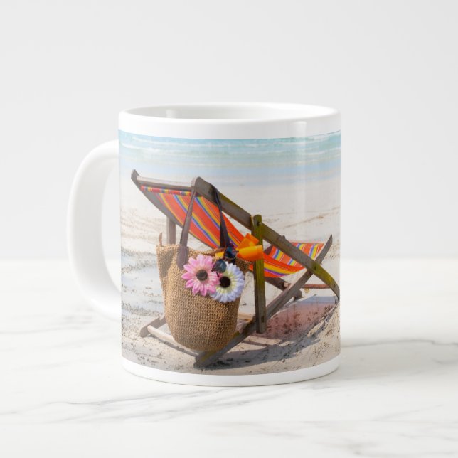 Tropische Strände | Strandstuhl auf Sand Jumbo-Tasse (Vorderseite Links)