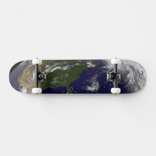 Tropische Stürme auf der Erde. Skateboard