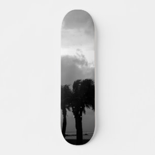 Tropische stürmische Himmel Graustufen Skateboard