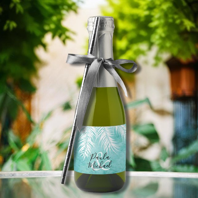 Tropische weiße Palmenfronten auf türkisfarbenem M (White palm tree fronds on turquoise mini sparkling wine labels personalized for your wedding)