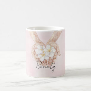 Tropische weiße Plumeria-Blumen Hände Kaffeetasse