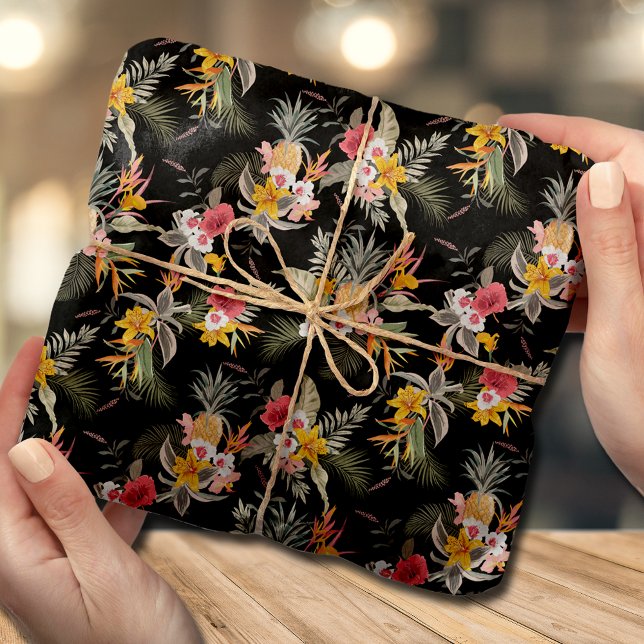 Tropischer Ananas-Hibiskus-Foliage auf Schwarz Seidenpapier (Von Creator hochgeladen)