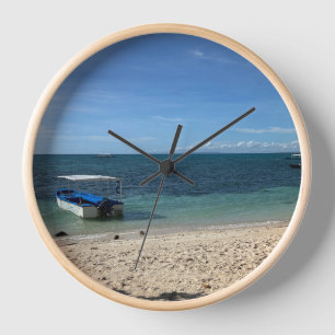 Tropischer blauer Ozeanstrand & Boot: Sommerwanduh Uhr