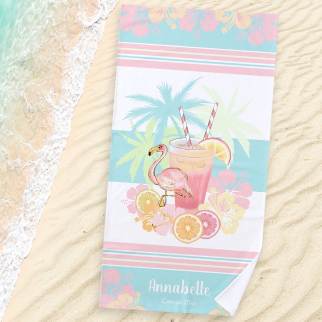 Tropischer Cocktail und Name der Flamingo Monogram Strandtuch (Tropical Cocktail and Flamingo Monogram Name Beach Towel)