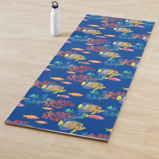 Tropischer Fisch und Korallen auf blau Yogamatte (Beispiel)
