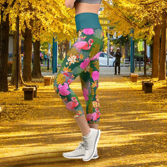 Tropischer Flamingo Jägergrün Capri Leggings (Tropical Flamingo Hunter Green Capri Leggings)