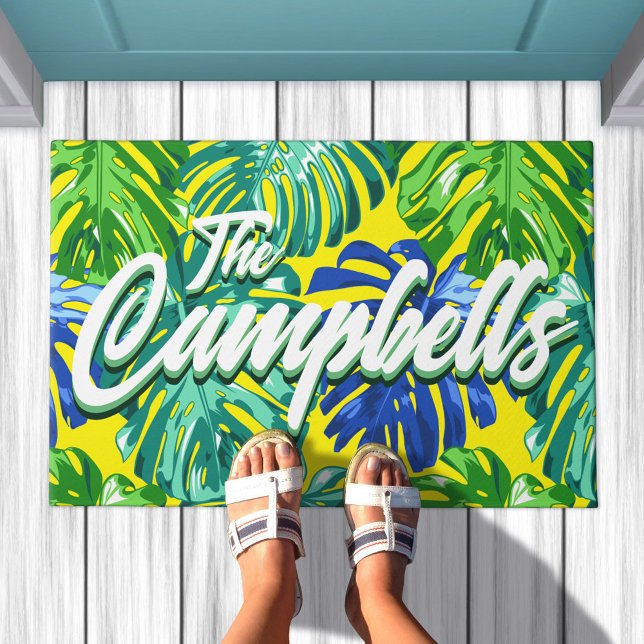 Tropischer Nachname Grüne Gelbe Monstera-Blätter Fußmatte (Tropical leaves doormat in yellow & green, edit script to say your family name)