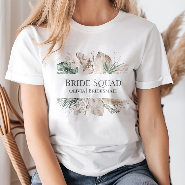 Tropischer Orchid und Monstera Bride Squad T-Shirt (Tropical Orchid and Monstera Bride Squad T-Shirt on a young woman.)