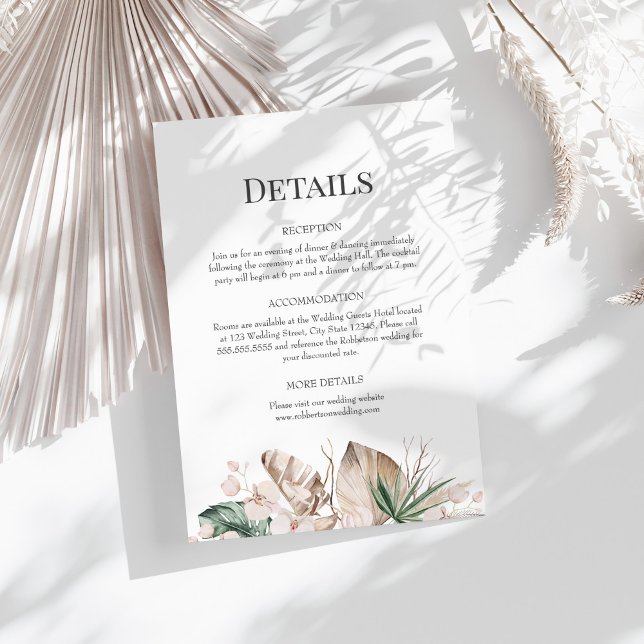 Tropischer Orchid und Monstera Wedding Details Car Einladung (Tropical Orchid and Monstera Wedding Details Card on a sunny white table.)