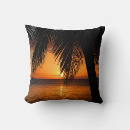 Tropischer Palmenbaum auf Orange Sunset Island Kissen