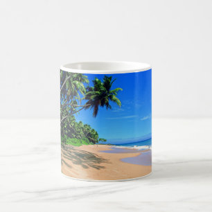 Tropischer Paradiesstrand und palmtrees Tasse