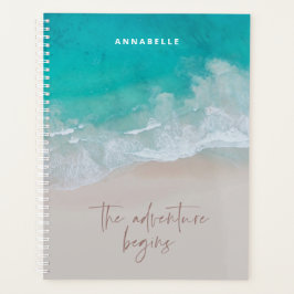 Tropischer Sandstrand Ozean das Abenteuer beginnt Planer