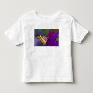 Tropischer Schmetterling auf violetten Blumen Kleinkind T-shirt