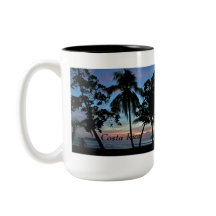 Tropischer Strand am Sonnenuntergang